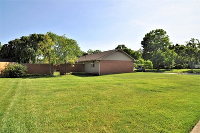 Huge Side Yard! Sidewalks to Windermere!