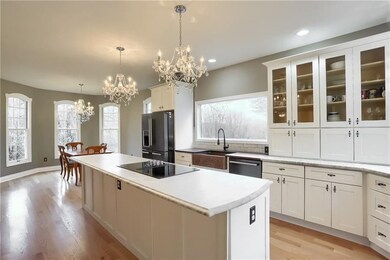 Wow, the impressive chef's kitchen features abunda
