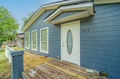 1922 W Sealy St, Alvin, TX 77511 - photo 3