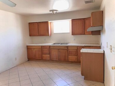 048-904726 Kitchen