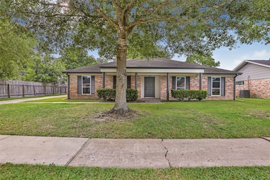 317 W Castle Harbour Dr, Friendswood, TX 77546 - photo 2