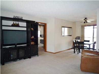 Living/Dinning Combo-Super neat and clean home!