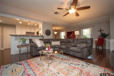 325 325 Glen Cove Cir, Tyler, TX 75701 - photo 5