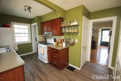 05 Kitchen to living room
