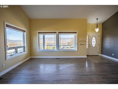 2606 E 10th St, the Dalles, OR 97058 - photo 6