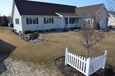 565 Oakwood Dr, Oregon, WI 53575 - photo 2