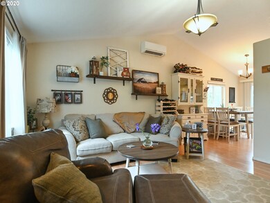 242 Canary Ave, Creswell, OR 97426 - photo 4