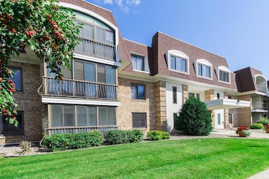 West facing main floor condo with three season solarium