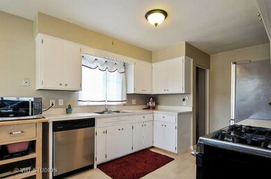 813 N Loomis St, Naperville, IL 60563 - photo 3