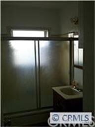 Bathroom sits between the two bedrooms with access