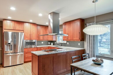 Kitchen & Eat-in Area