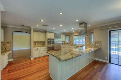Breakfast Bar and Kitchen