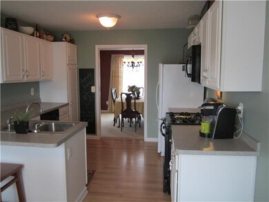 Kitchen Fully applianced Kitchen w/sparkling white