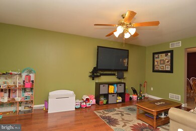 1002 Lily Ln, Temple, PA 19560 - photo 5