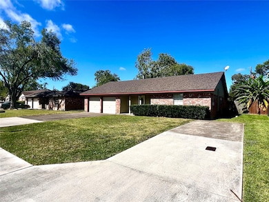 304 S Yaupon St, Lake Jackson, TX 77566 - photo 3