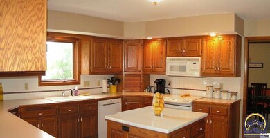 900 SE Oakridge Ln, Topeka, KS 66609 - photo 5