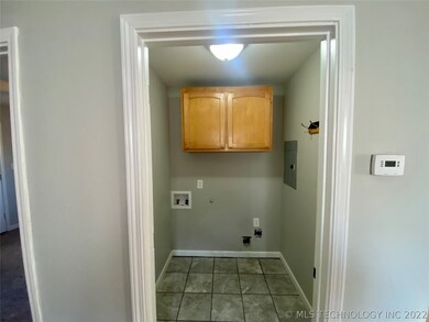 Separate laundry room, door in shed