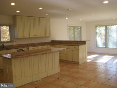 8022 Cypress Grove Ln, Cabin John, MD 20818 - photo 3