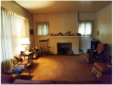 Big windows in front and 2 nice detailed windows s