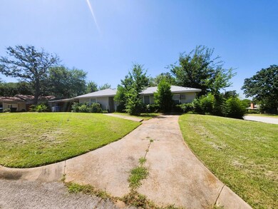 1330 W Munson St, Denison, TX 75020 - photo 4