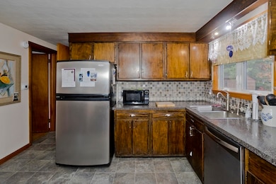 27 Regal St, Springfield, MA 01118 - photo 5