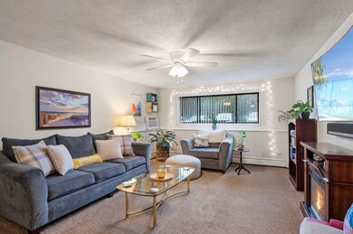 9 Hallmark Gardens unit 2, Burlington, MA 01803 - photo 5