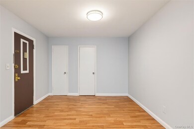 Glendale Gardens unit 5A, Yonkers, NY 10704 - photo 2