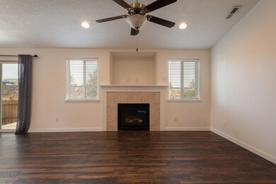 6GasFireplaceinFamilyRoom