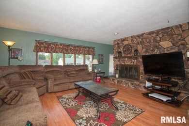 1211 W 46th St, Davenport, IA 52806 - photo 2