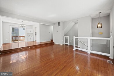 2362 Hunters Square Ct, Reston, VA 20191 - photo 3