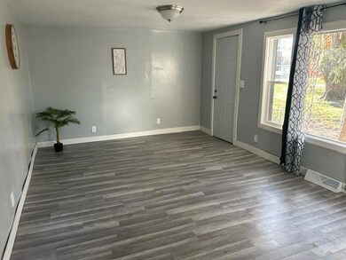 69863monroelivingroom2
