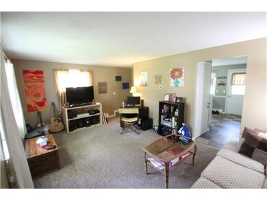 Living Room Bright, spacious and new carpeting