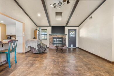 2613 Oaks Dr, Granbury, TX 76049 - photo 6