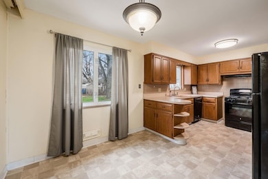Kitchen with dining/eating space