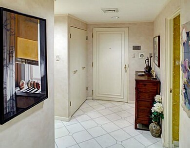 Entry/Foyer.