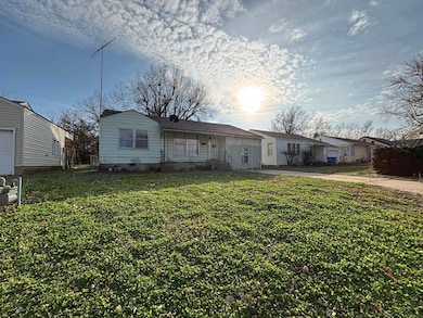 1621 E Oak Ave, Enid, OK 73701 - photo 2