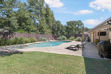 712 Thousand Oaks Dr, Hurst, TX 76054 - photo 2