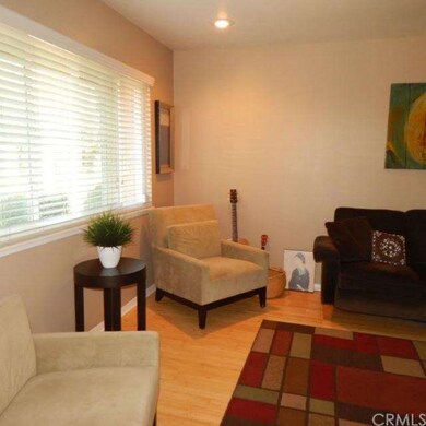 Front Room
Nice bamboo floors, new window 