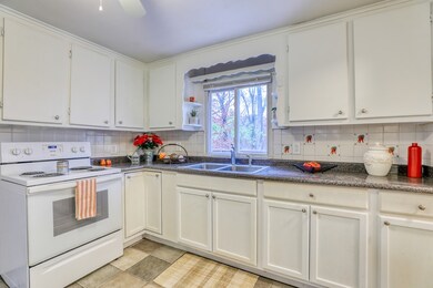 40 Truman Cir, Springfield, MA 01109 - photo 3