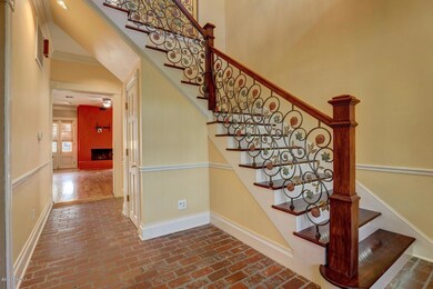 305 Inverness Lane