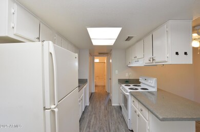 3004 E Waltann Ln unit 7, Phoenix, AZ 85032 - photo 3