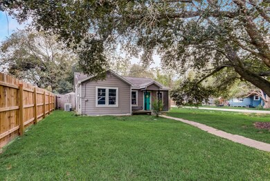 819 W Willis St, Alvin, TX 77511 - photo 4