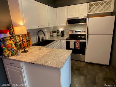 Fontainebleau Condominums unit 237, Waterford, MI 48328 - photo 3