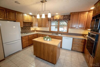 64119 Hunnell Rd, Bend, OR 97703 - photo 5