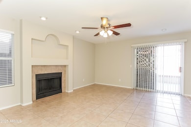 004-photo-living-room-10171137