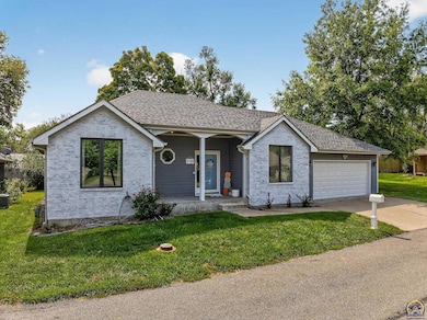 3724 SW Brook Lawn Cir, Topeka, KS 66610 - photo 3