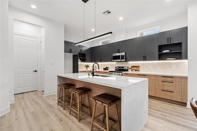 Recessed and pendant lighting
combine to highlight the
precision craftsmanship,
emphasizing balance between
warmth and modernity.