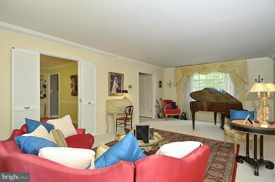 8908 Honeybee Ln, Bethesda, MD 20817 - photo 4