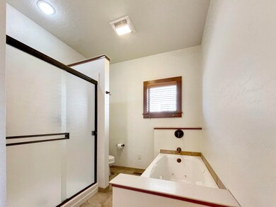 Master bathroom 2416 27th Ave W<|><|>