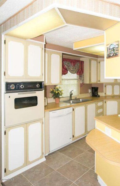 742 Periwinkle - Kitchen 3